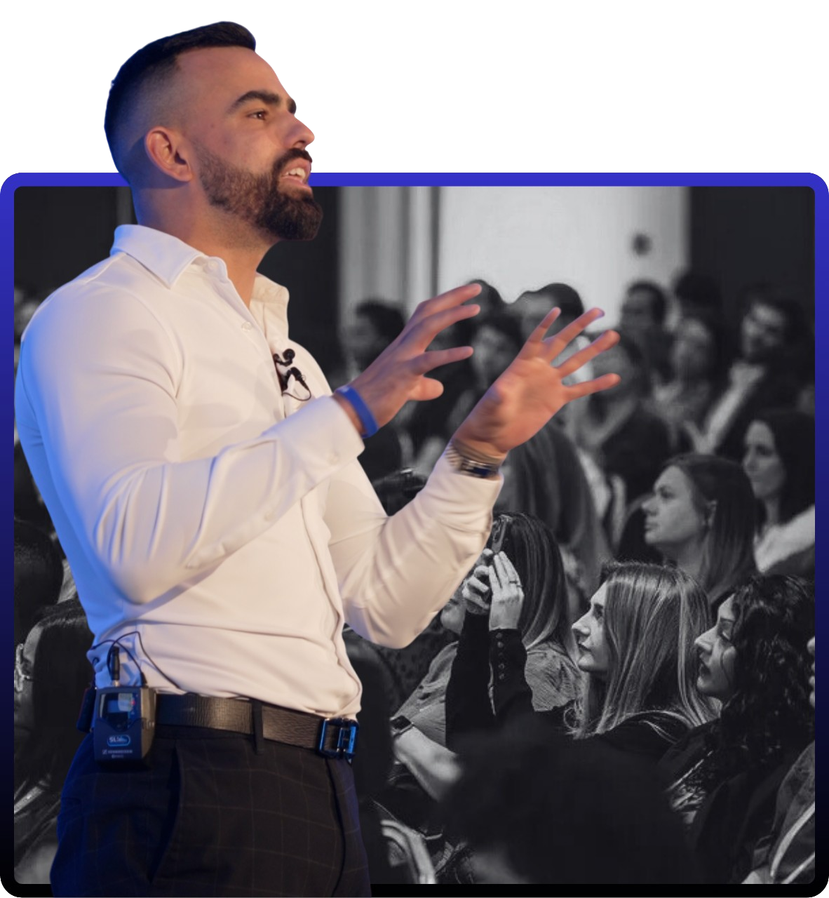 Alexis Valladares speaking on stage